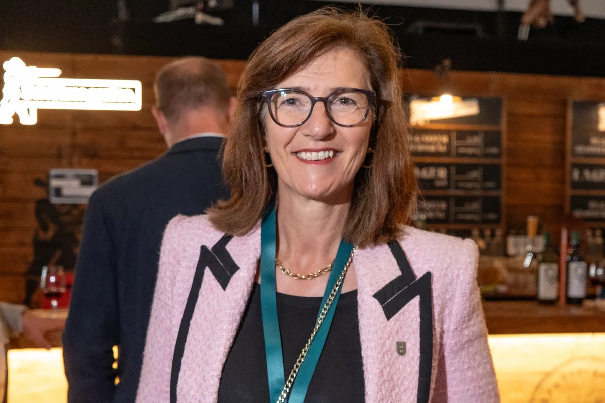 Sandra Elliscasis, Elliscasis Immobilien GmbH, Wetzikon. Eine Frau mit braunen Haaren. Sie trägt eine Brille und einen rosafarbenen Blazer mit schwarzem Kragen.